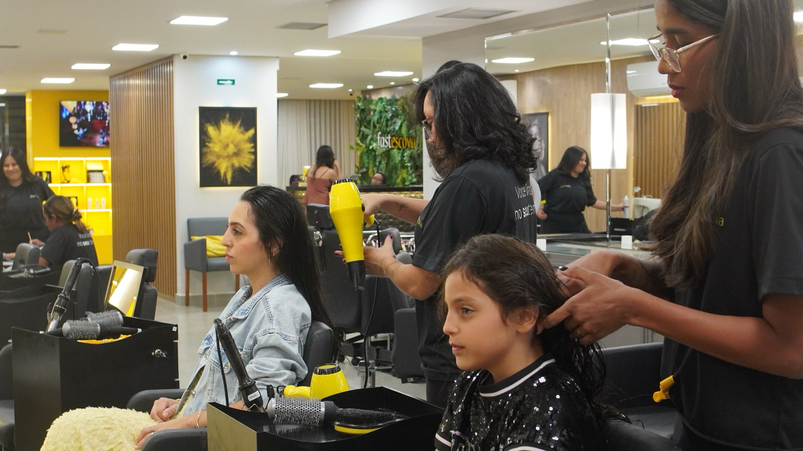 Finalização de escova lisa com brilho na unidade