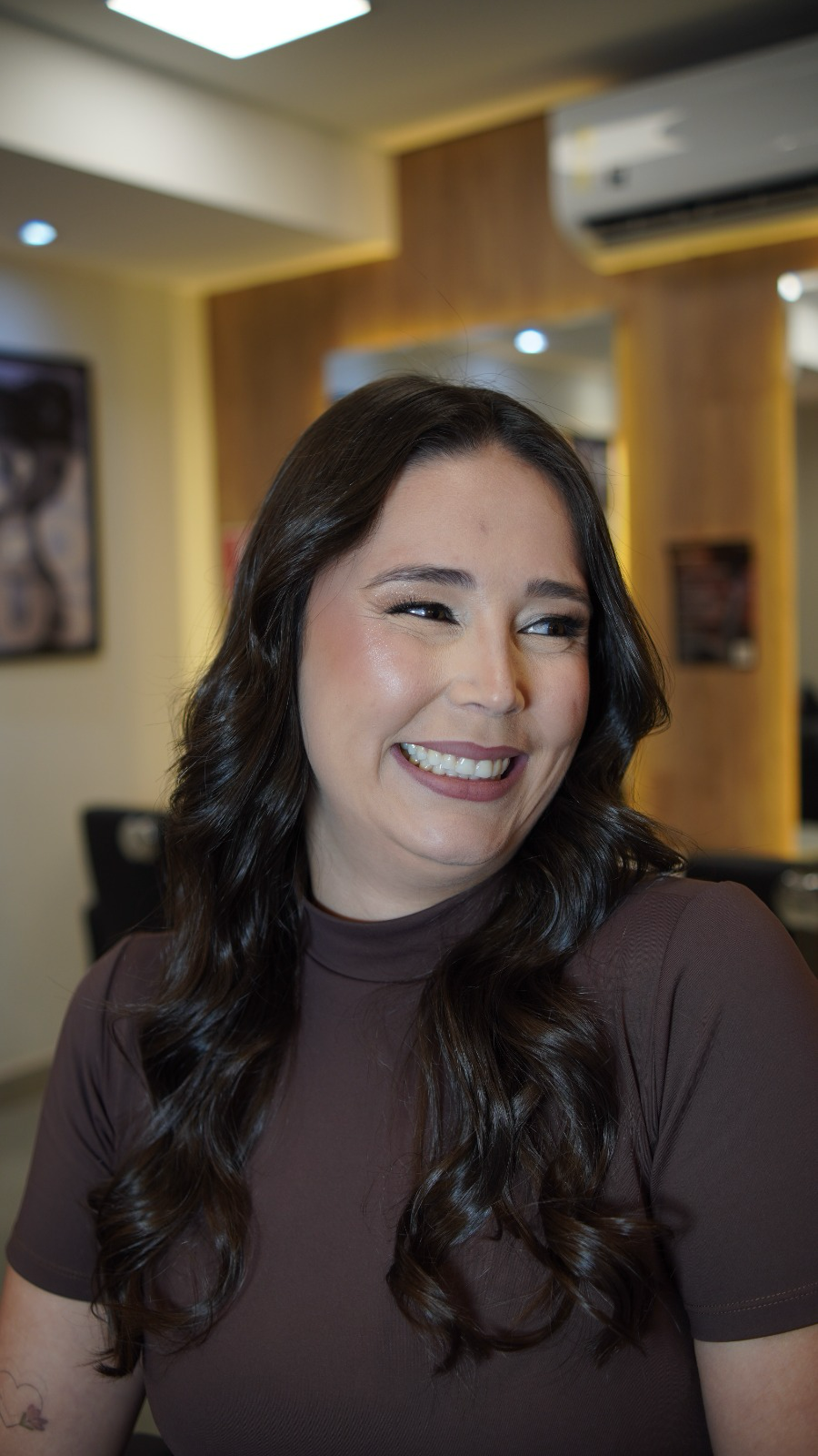 Ondas soltas com brilho — Modelagem em ondas com acabamento espelhado